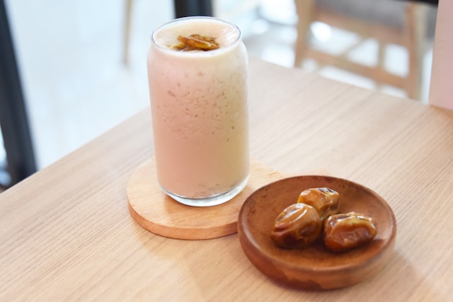 Deliciously Creamy Dates & Cashew Smoothie cover image