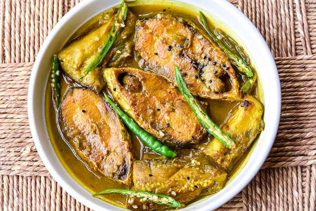 Ilish Beguner Tel Jhol Recipe cover image